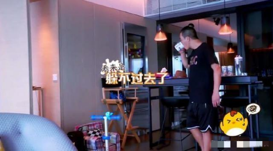 陈小春晒自己的豪宅,在香港能住这么大面积的房,不愧是香港大佬