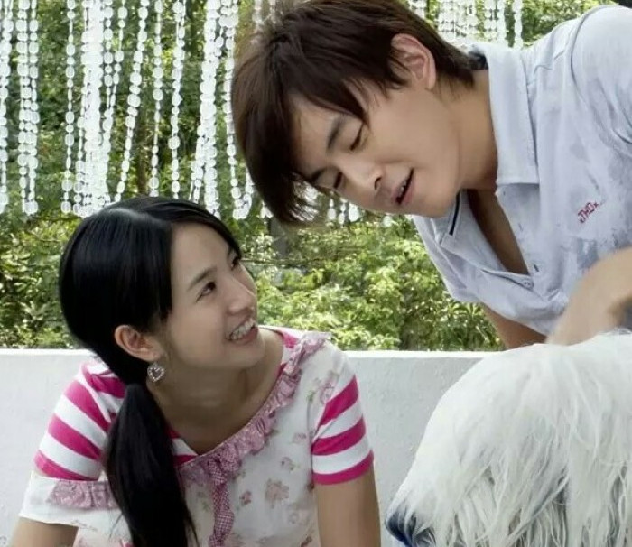 是比较老的也很经典的一部偶像剧,讲述的是ella饰演的卢瑞莃暗恋吴尊