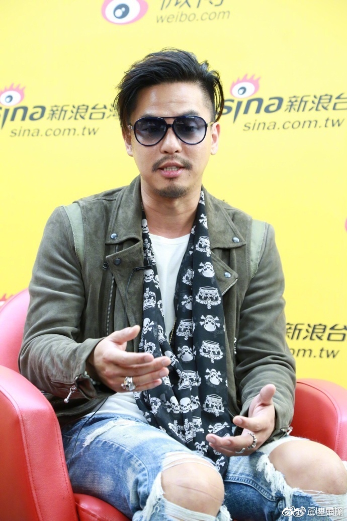 柯受良儿子柯有伦下跪求婚,网友:他是谁啊?