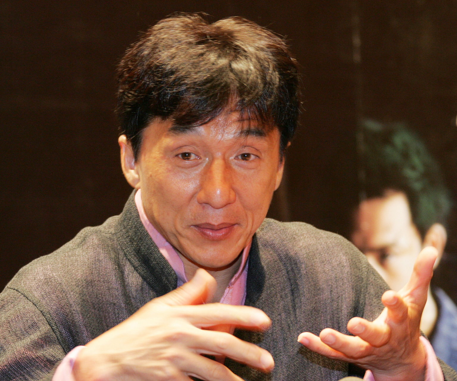 成龙作为中国电影界的巨星,凭借独特的功夫风格和幽默表演赢得了全球