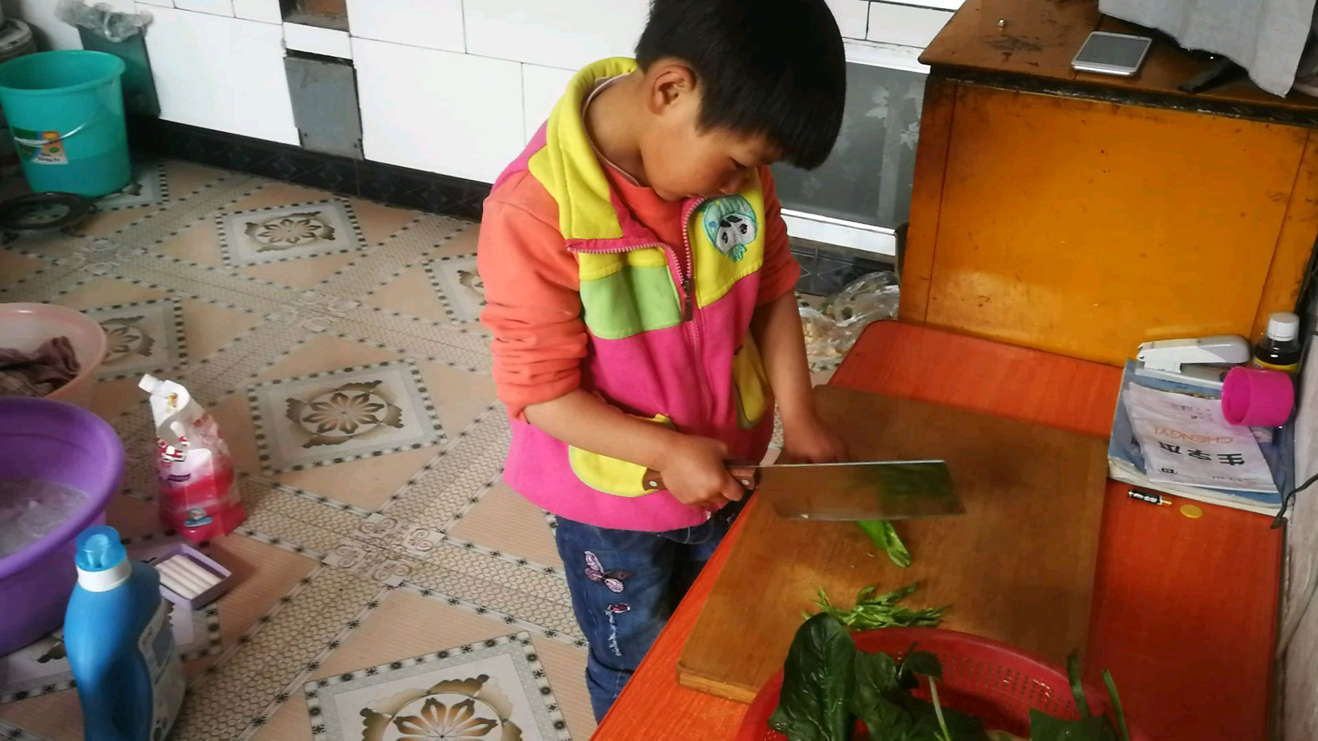 6岁的女儿笨拙的在切菜,原来这几晚上的菜都是她清洗切好的