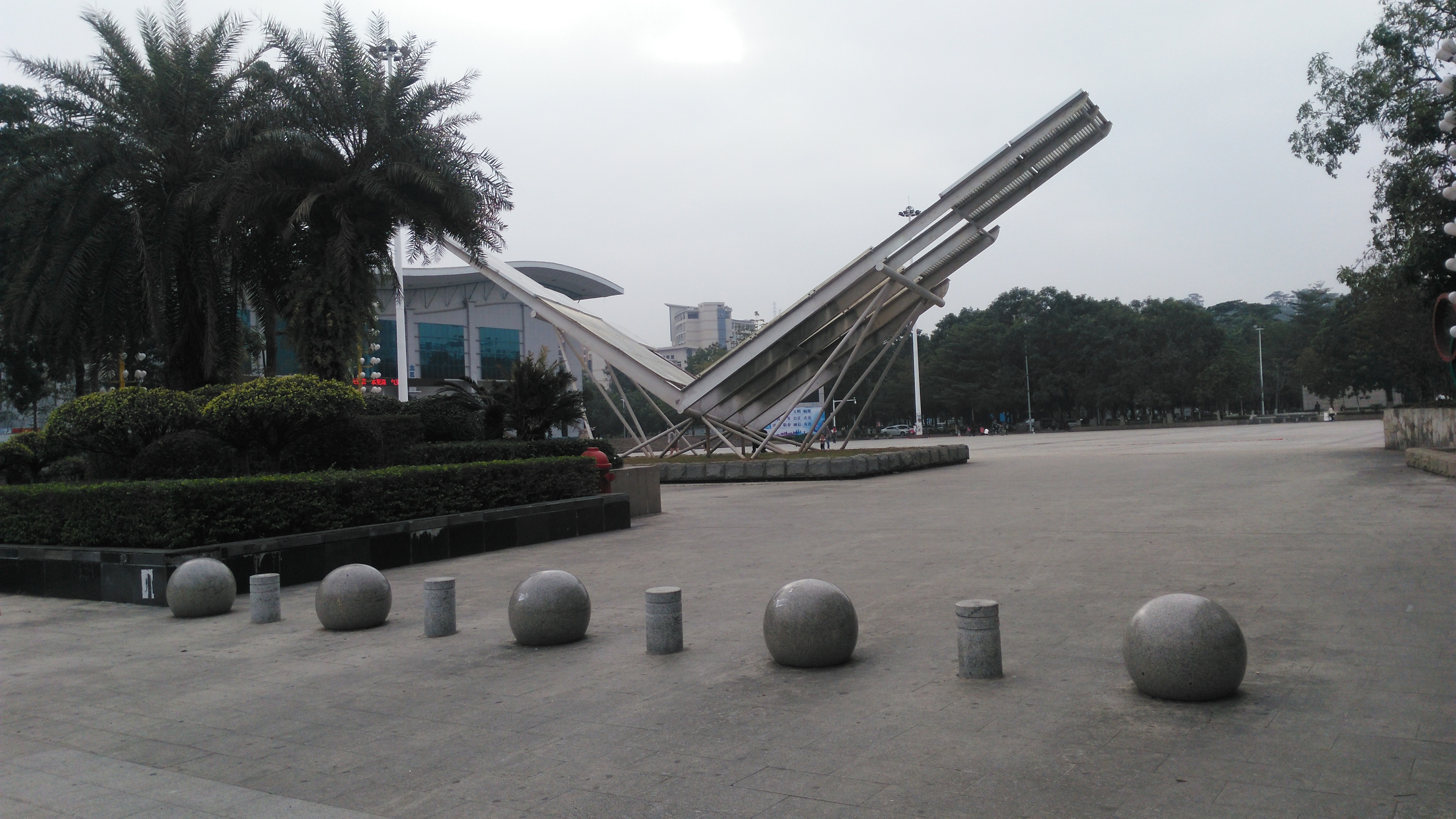 东莞凤岗镇体育馆广场实拍,带你们去看看啦