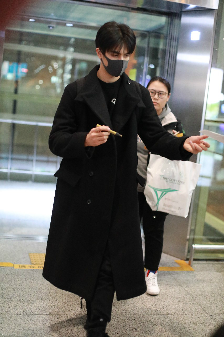 宋威龙戴黑色口罩穿黑色长款大衣现身机场,一身黑色装扮又酷又帅
