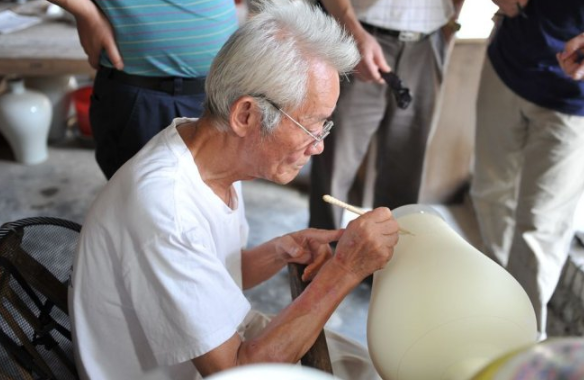 世界著名瓷都,生产的陶瓷为古代宫廷御用,连名字都是皇帝御赐