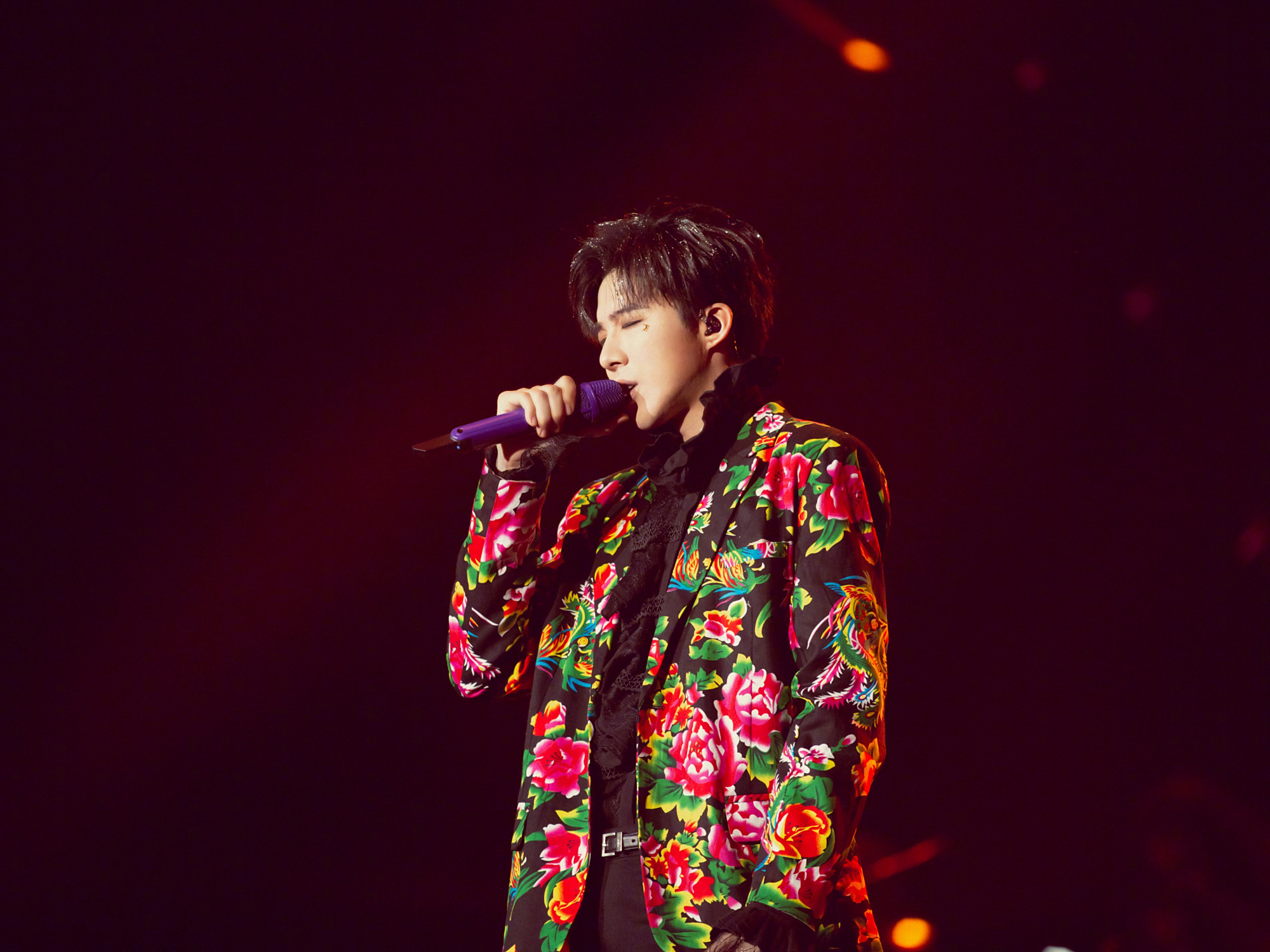 刘宇宁演唱会新造型,东北大花袄西装凹出高级感,颜值高任性!