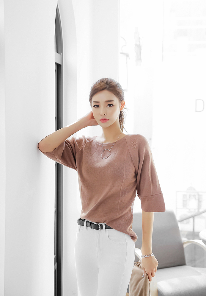 简约版型修身款显得帅气更时尚,是女性衣橱里必不可少的!