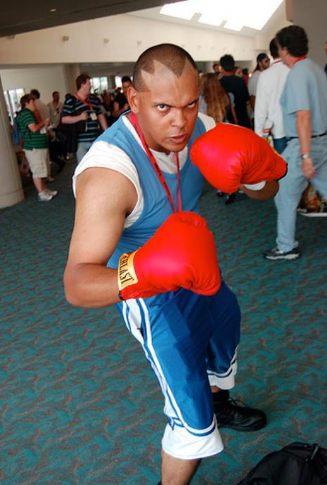 街头霸王cos,网友:巴洛克啥时候掉头发了?这光头那么亮!