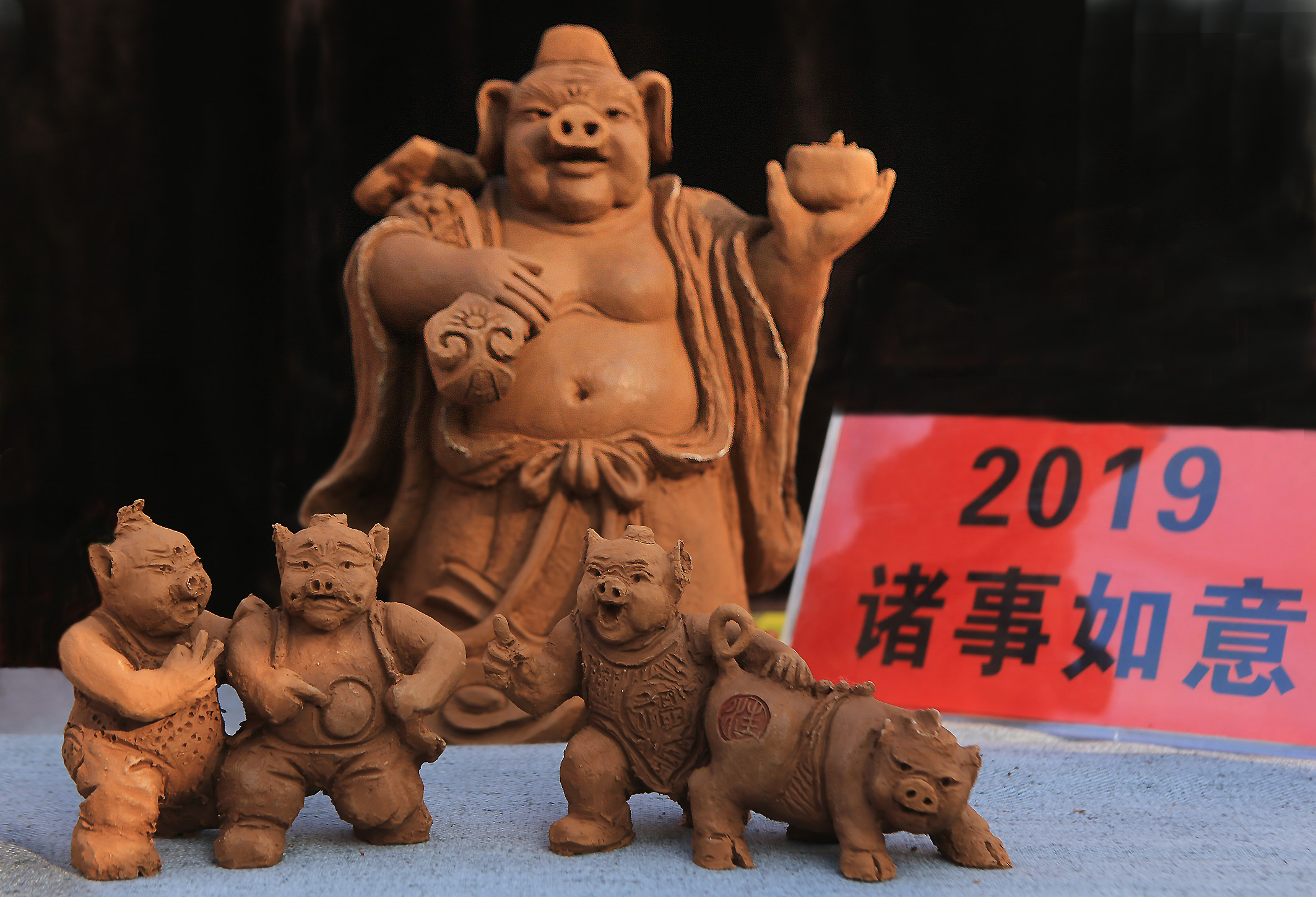 百名村民同台竞技用泥巴捏猪,泥塑第一村笑猪(逐)颜开迎新年