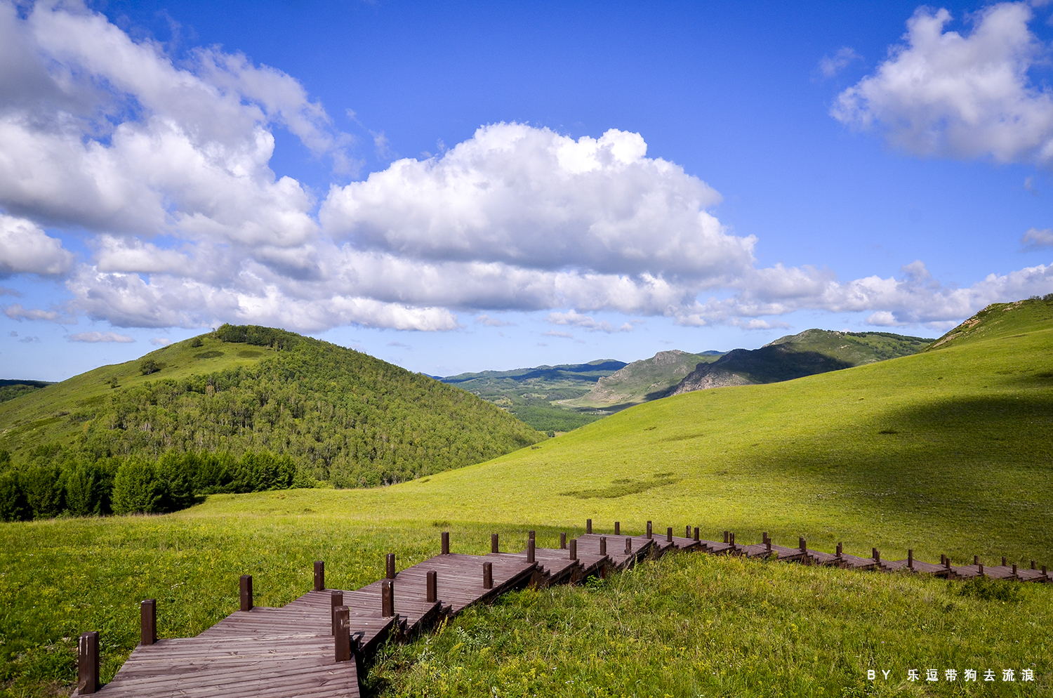 内蒙古克旗双山子,即使是小山坡也能成为草原上一道靓丽的风景线