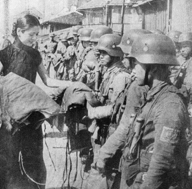 抗战罕见老照片:年轻国民党女兵太漂亮,图四是10岁抗日儿童军!