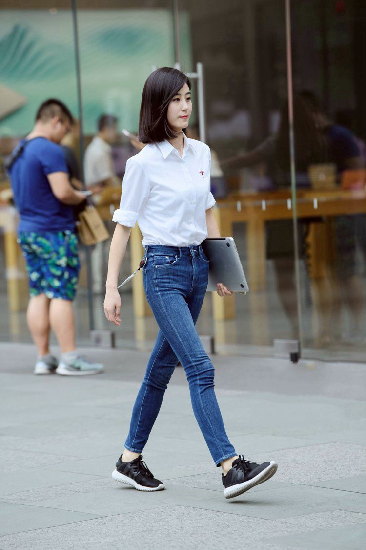 街拍:时尚女式衬衫,有美女穿出干练感觉还有美女穿出性感的味道