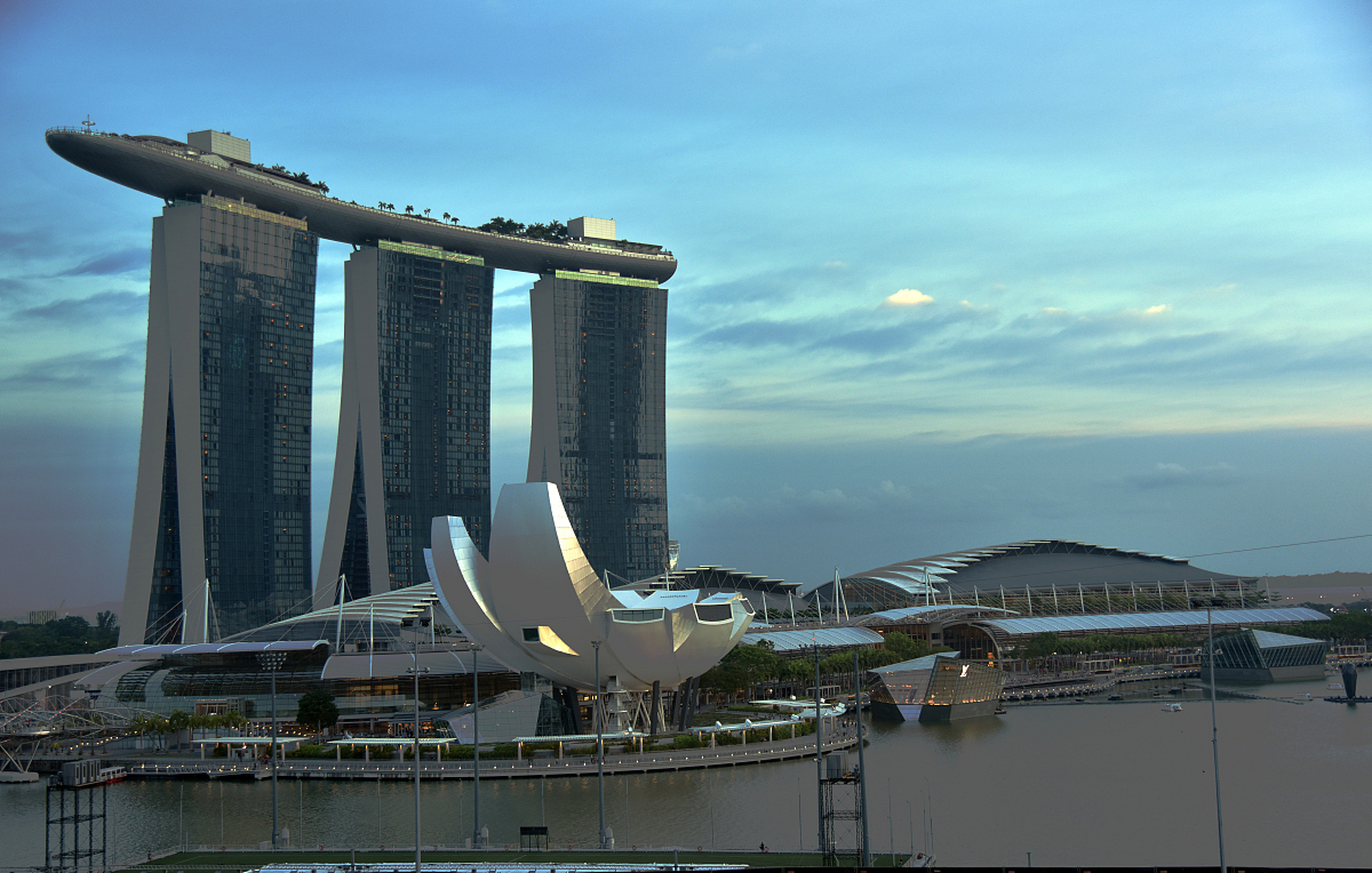 新春年货不打烊# 新加坡滨海湾金沙酒店以其独特的建筑风格和一流的