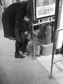 年轻妈妈让4岁男孩在公交垃圾桶里尿尿网友吵翻