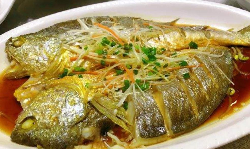 清蒸黄鱼腥味重?掌握这个小窍门,做出来鲜美清甜,没有腥味