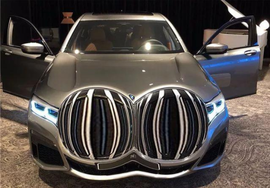 新款宝马7系实车图,设计微调,你能接受两个大鼻孔新前脸吗?