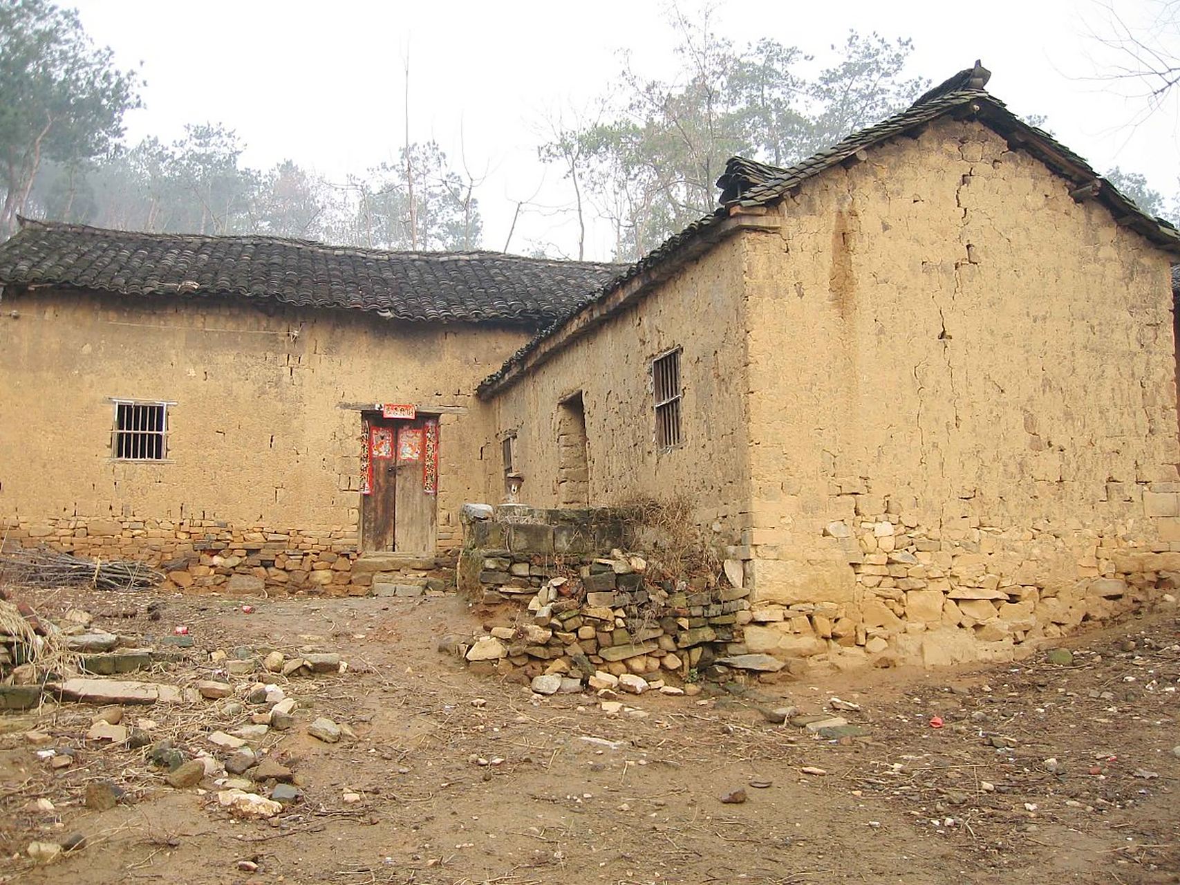 我老公前两天接到老家村书记电话,说村里修高速公路,老家老房子要拆迁