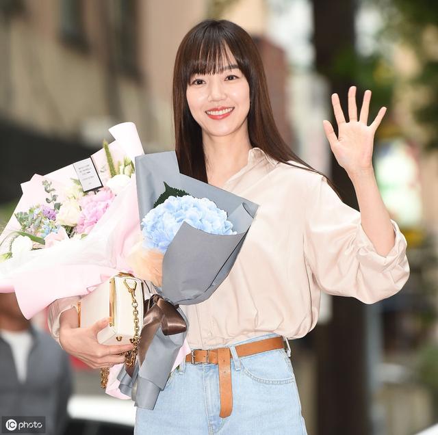 明星街拍:韩国演员林秀晶参加首尔品牌活动