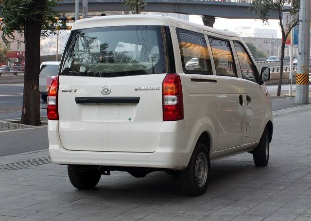 海马汽车-福仕达鸿达,外观比较对年轻人的胃口,大气,适合全家人的审美