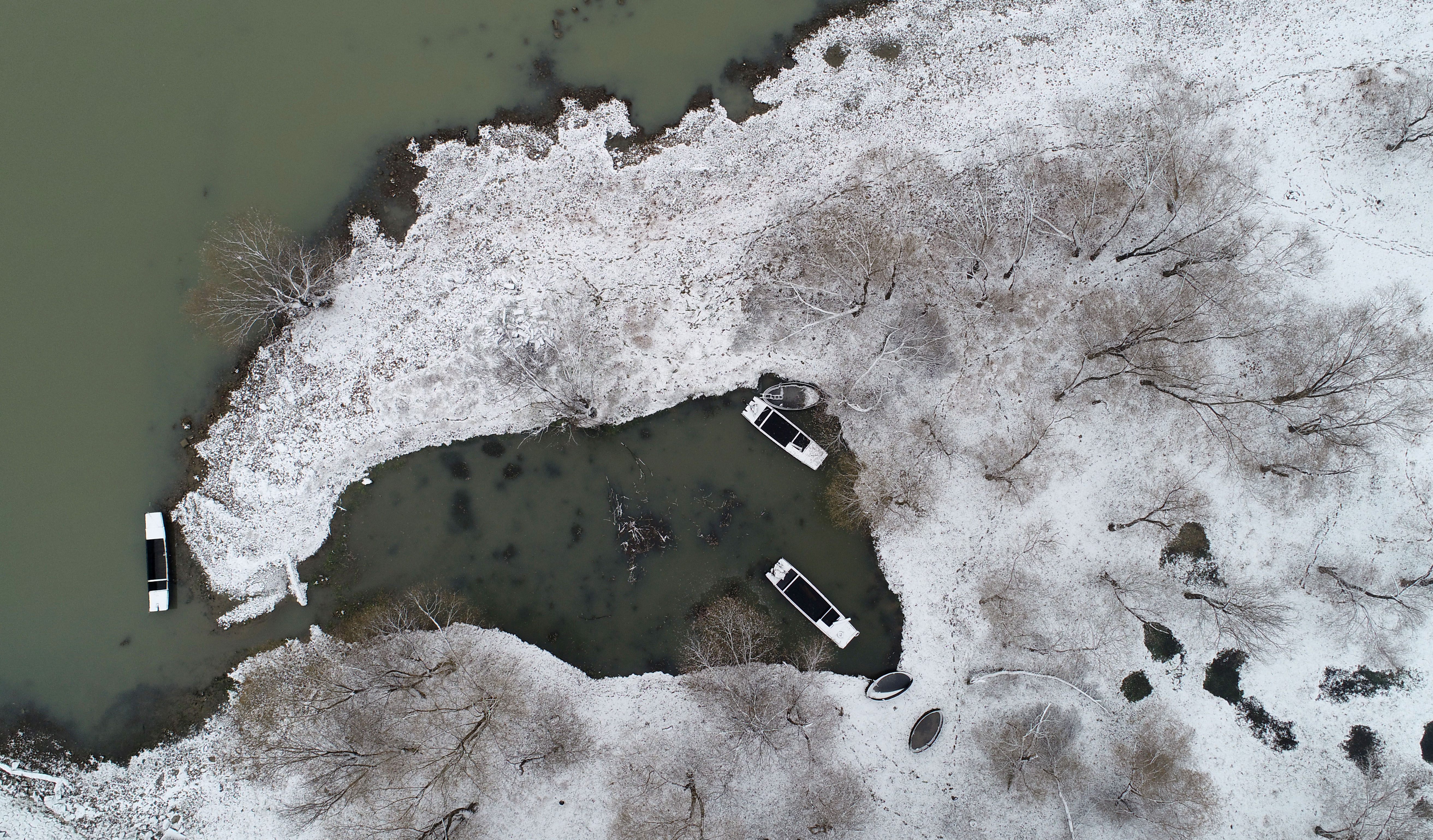 安徽省巢湖市散兵镇莲塘码头雪景(12月31日无人机拍摄).