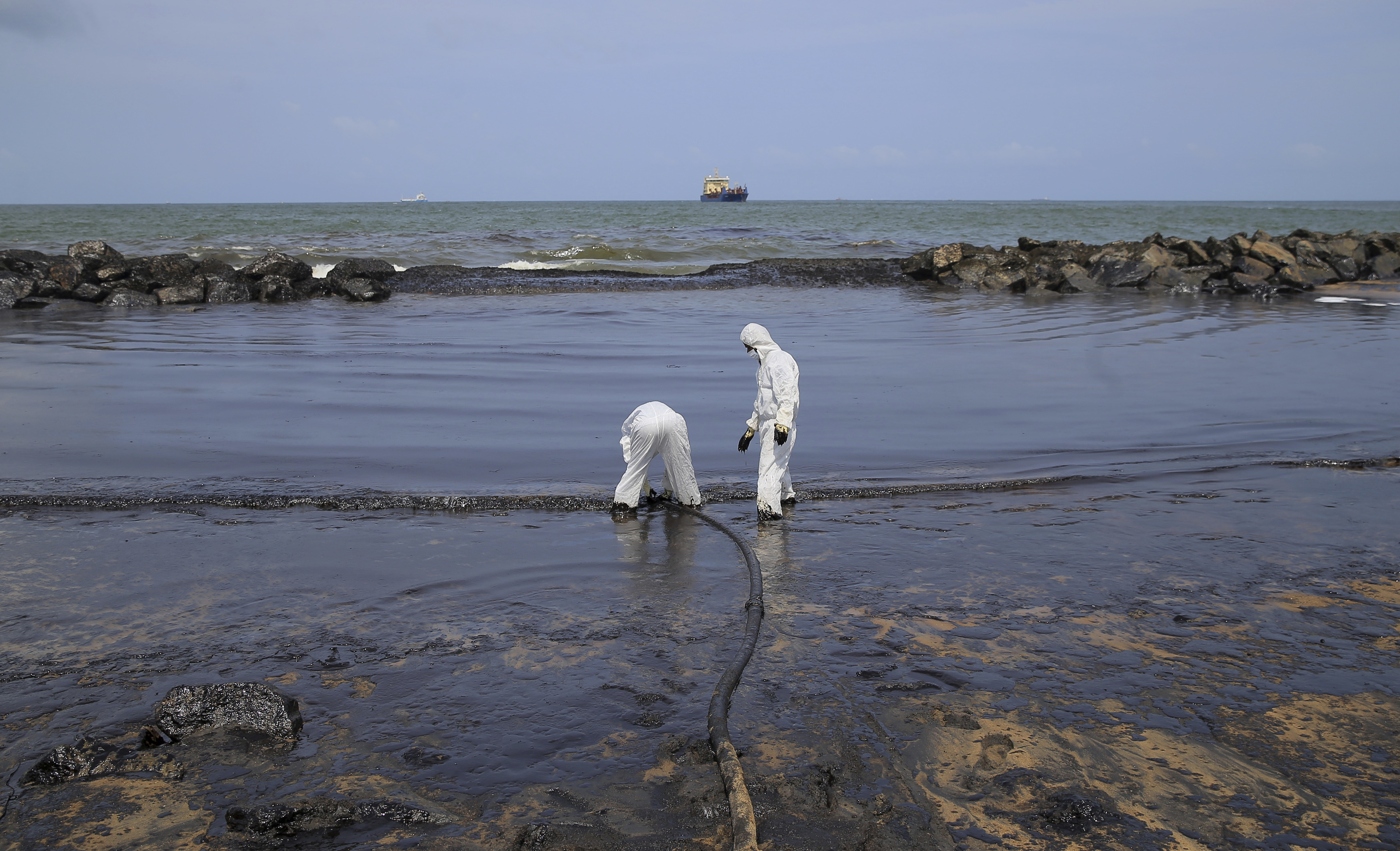 斯里兰卡海域发生石油泄漏事故(4)