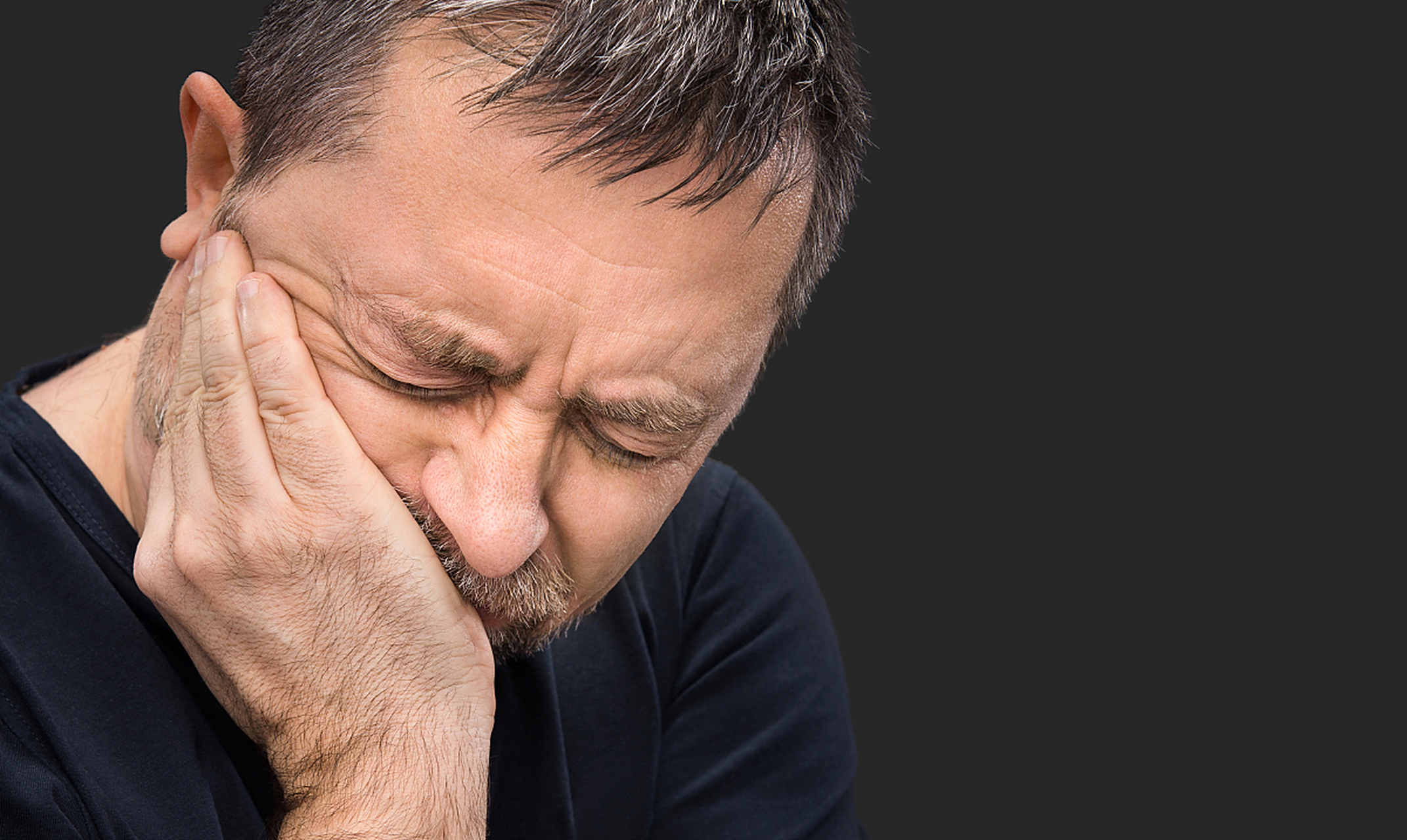 牙齿问题:龋齿,牙周炎等口腔疾病都可能导致面部疼痛.