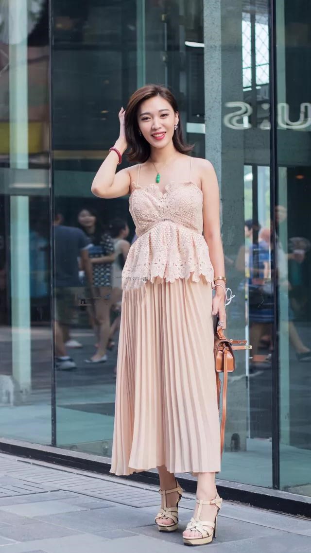 街拍:美女吊带抹胸百褶裙,成熟性情感,展现优雅女人味