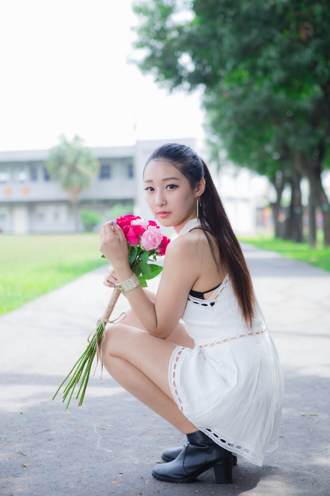 美女吴小葵短白裙秀美腿