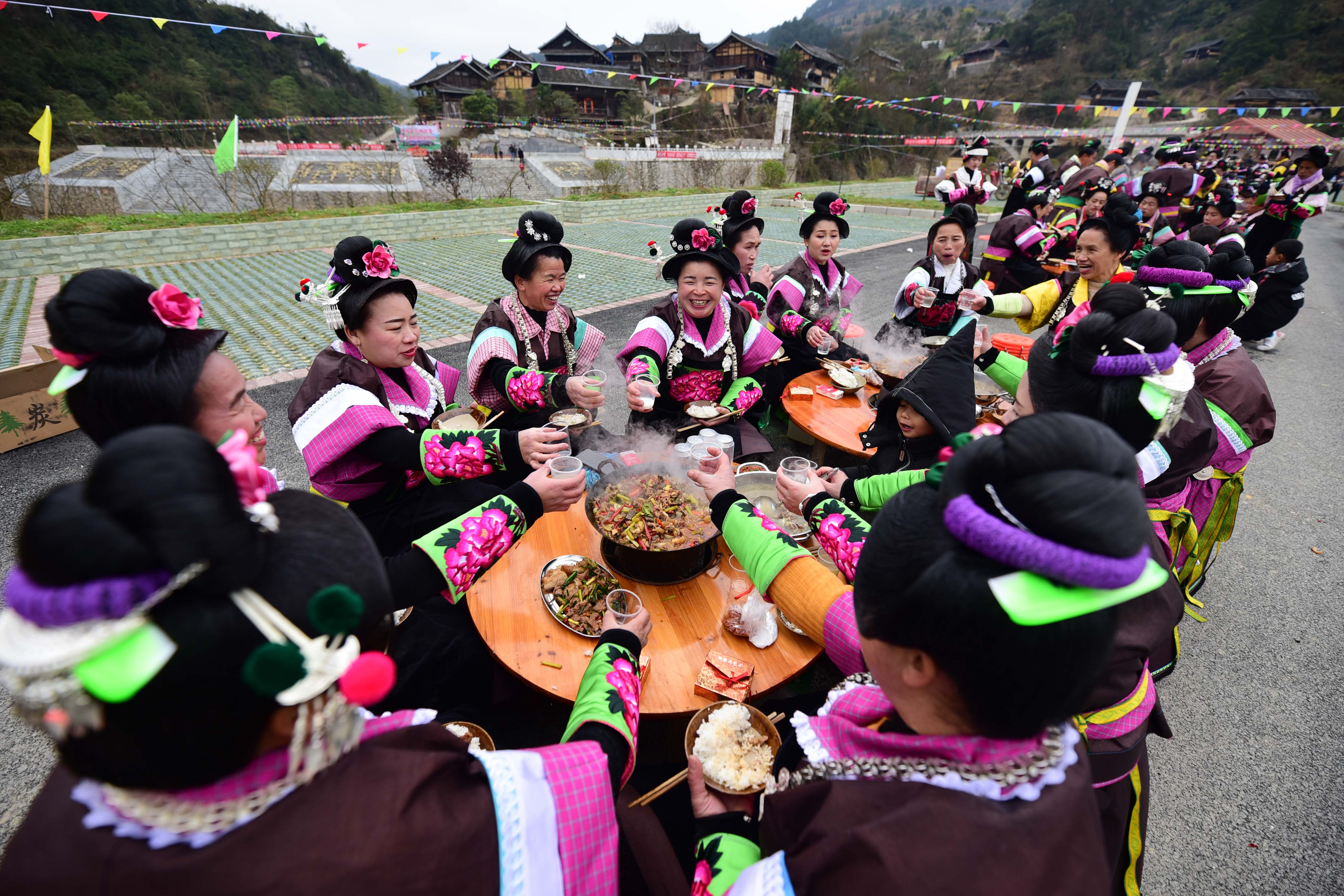 2月9日,在贵州省丹寨县南皋乡石桥村大簸箕苗寨,"姑妈"和娘家人一起
