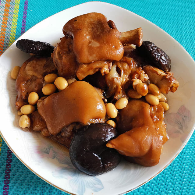 香菇黄豆炖猪蹄,香而不腻,满满的胶原蛋白
