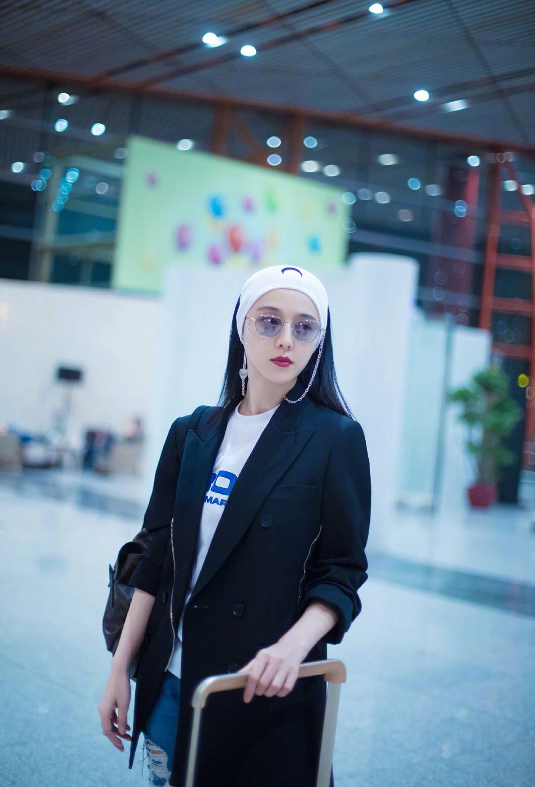 范冰冰穿格纹西装参加公益,面色红润气色好,时髦帅气hold住全场