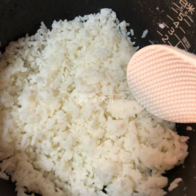 第1步,冷饭倒入少量温水,把成团的饭弄散.