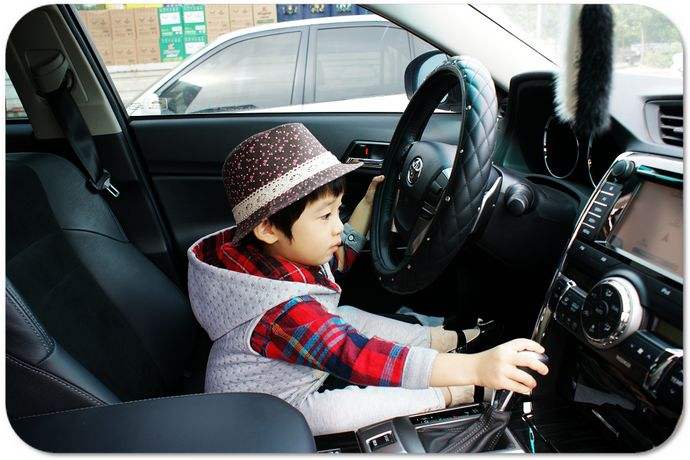 因作业太多,11岁男孩偷开车出去兜风,网友:孩子,这不是玩具车