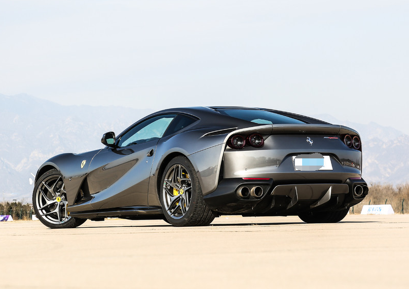 前脸的造型设计的很有自己的特点,很精致,简单,中规