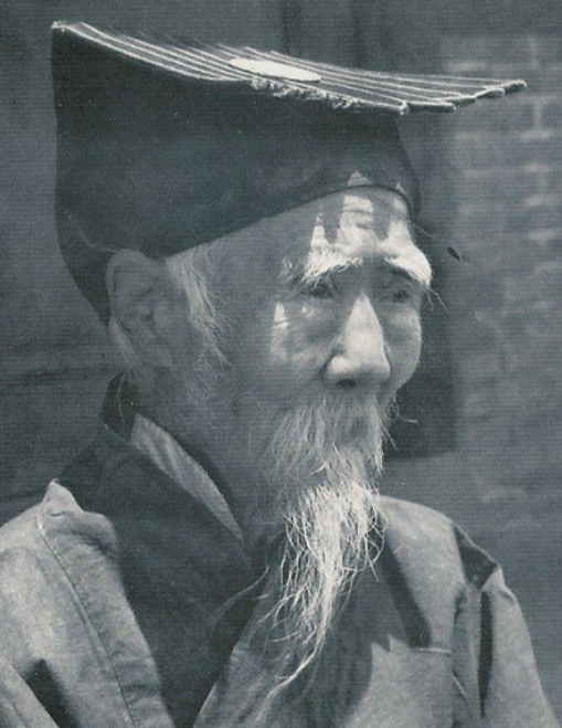 清末道士老照片 图1为身着百衲衣的道士 图5为正在苦修的道士