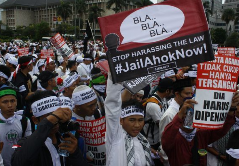 2000万华人遭遇危险!印尼又爆发全国暴动,当地军警却在拉偏架