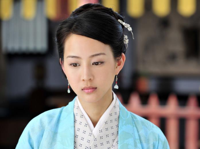 张钧甯在《天涯织女》中扮演黄巧儿,她18岁,出生在南宋动荡飘摇的时代