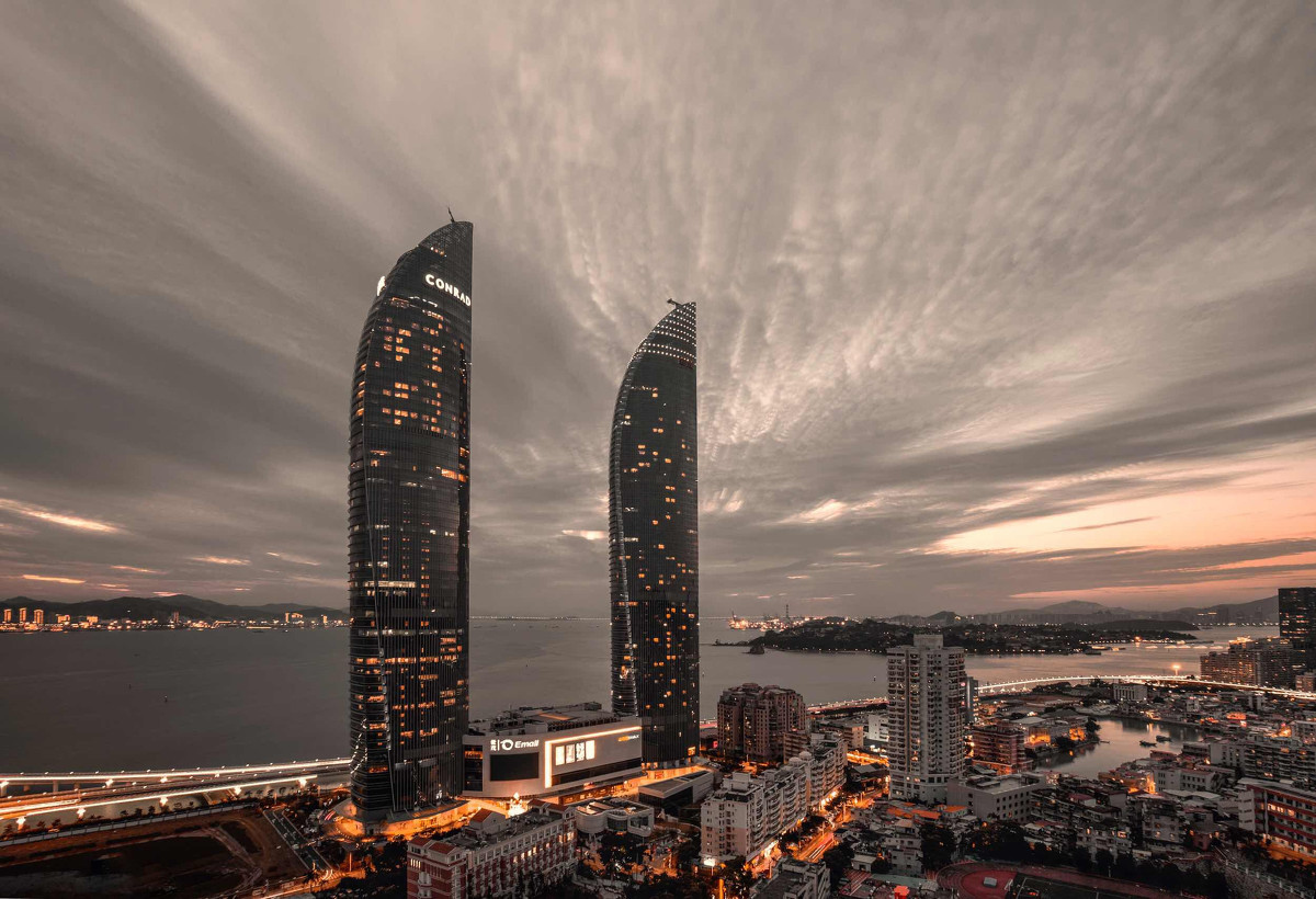 如果你来到厦门的沙坡围,你会发现双子塔和周围的建筑很不协调.