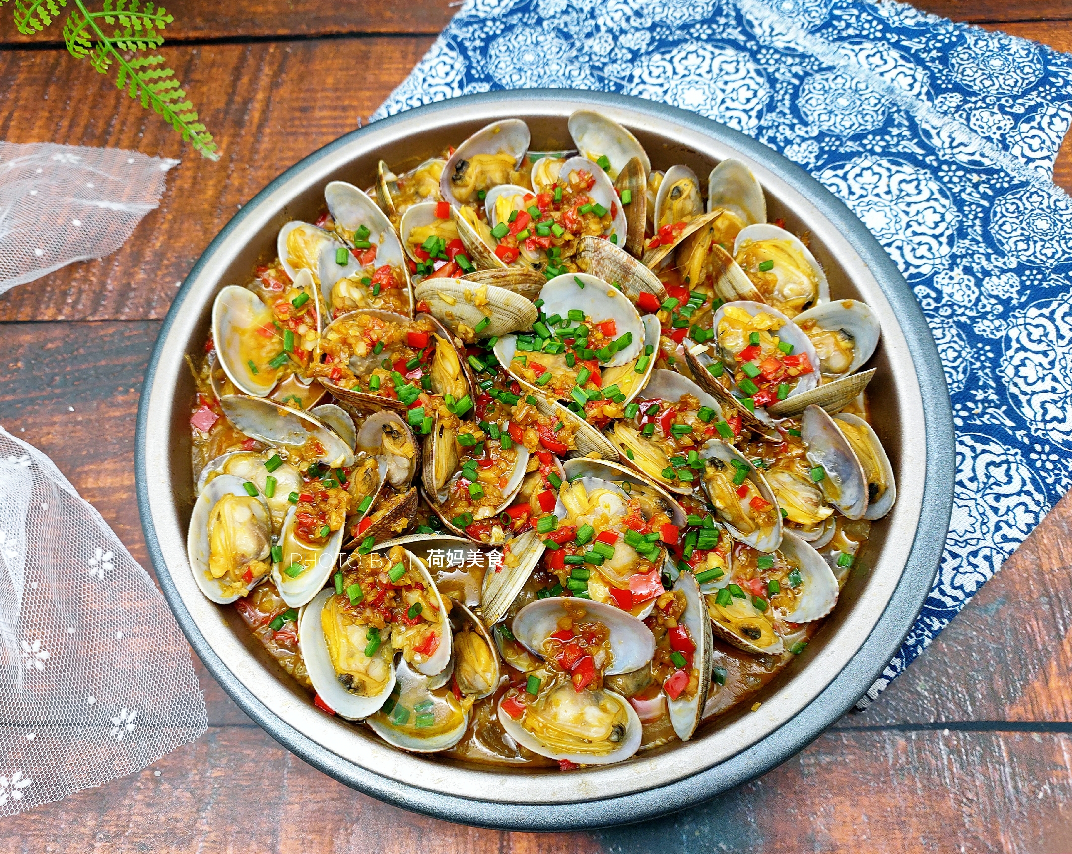 花甲最诱人的吃法,铁板上一放,浇个汁一焖,喷香扑鼻!