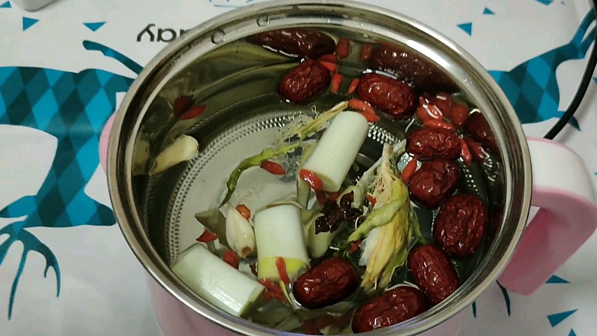 老婆调的广东清补凉火锅汤底,涮肥牛和潮汕手打牛筋丸太美味啦