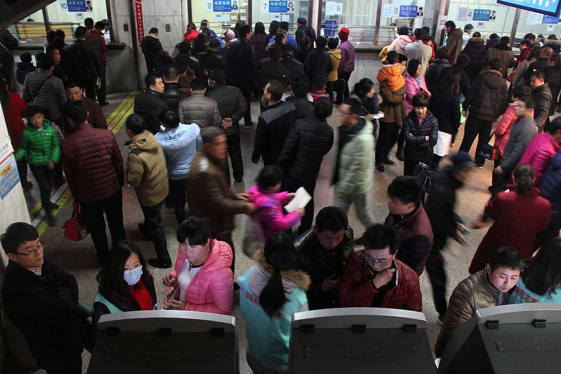 门急诊量节节攀升,有些患者在急诊部排队等候时间甚至长达五六个小时