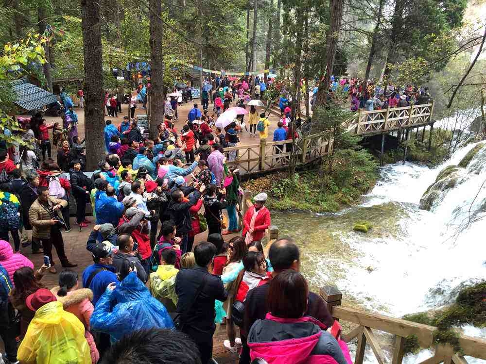 我国这一地方,随处可见越南美女和美食,不出国也可体验越南风情