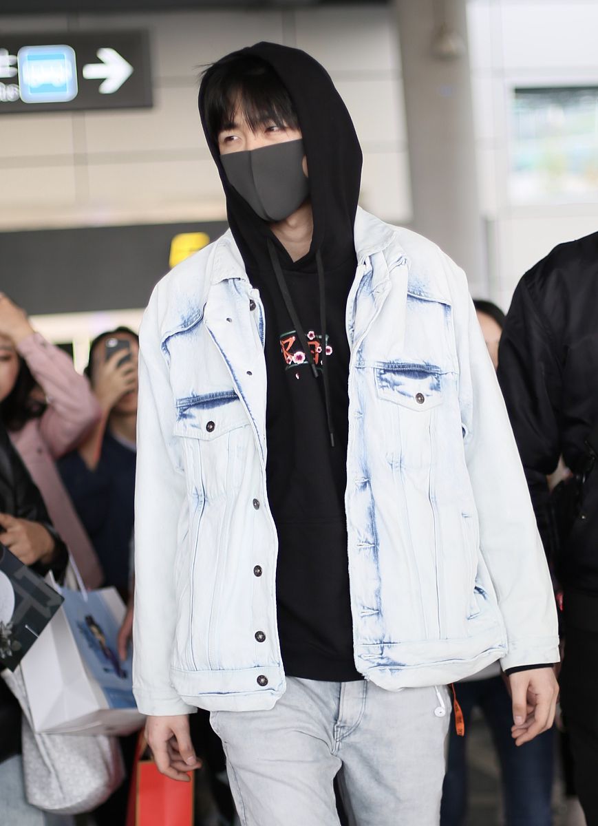 刘宇宁街拍:水洗牛仔夹克 牛仔裤 balenciaga老爹鞋帅气丹宁风