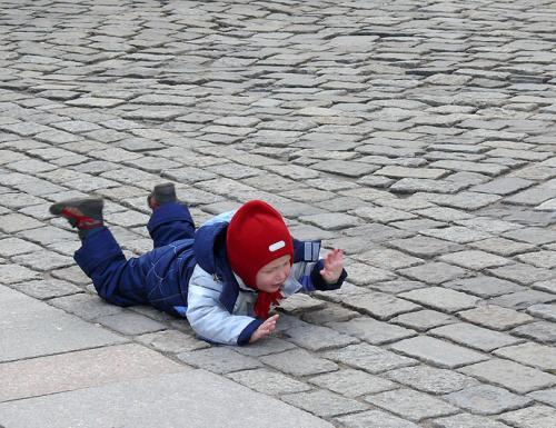 幼儿乱跑摔跤图片图片