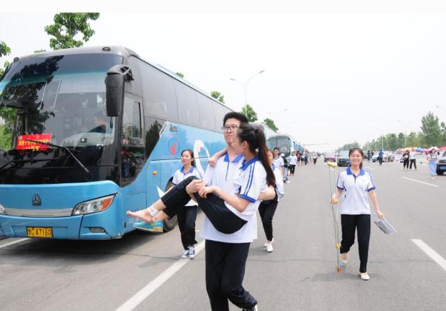 高考考点现"公主抱"淄博暖心男生抱受伤女同学进考场