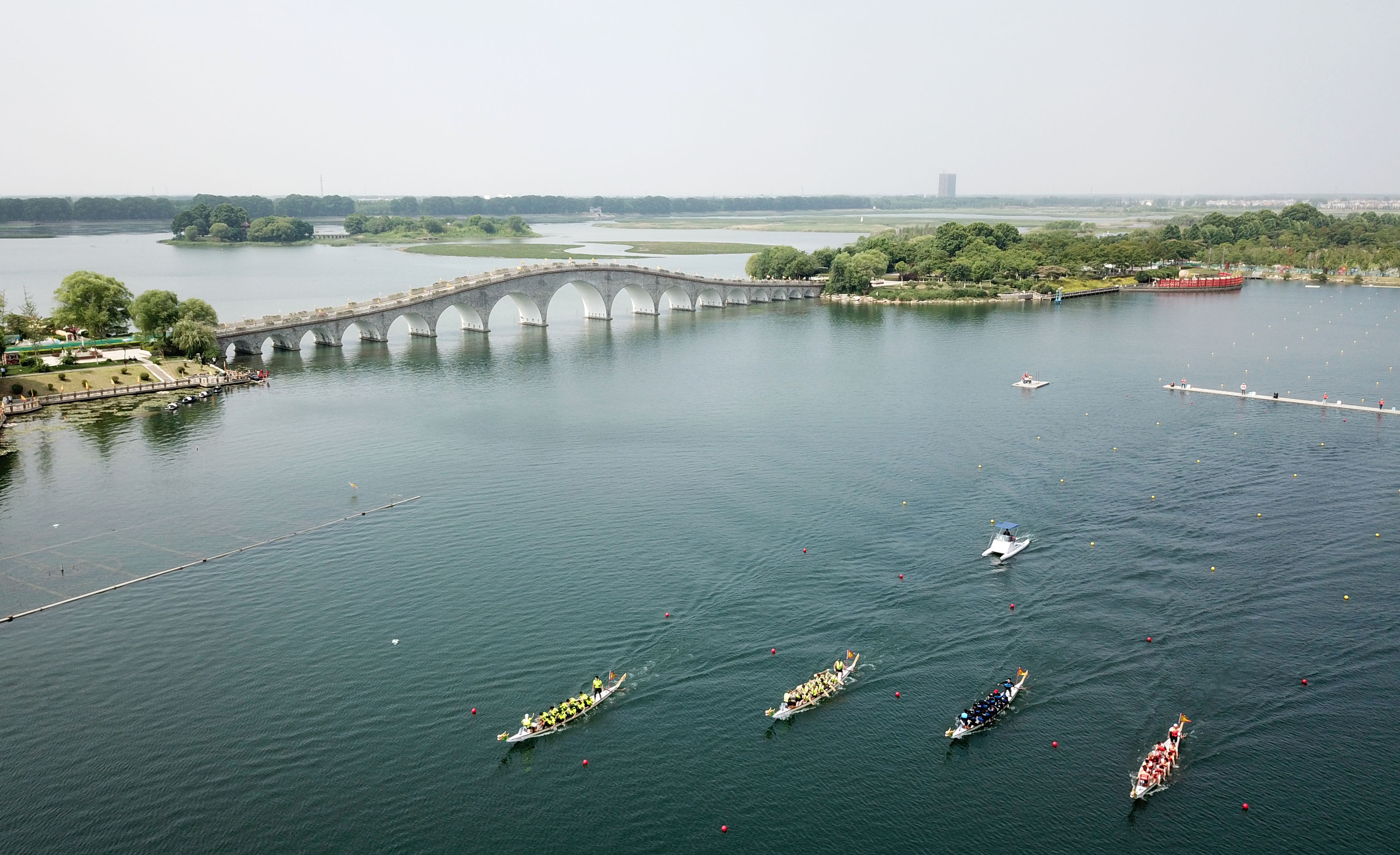 世界名校龙舟赛在江苏东海开赛(1)
