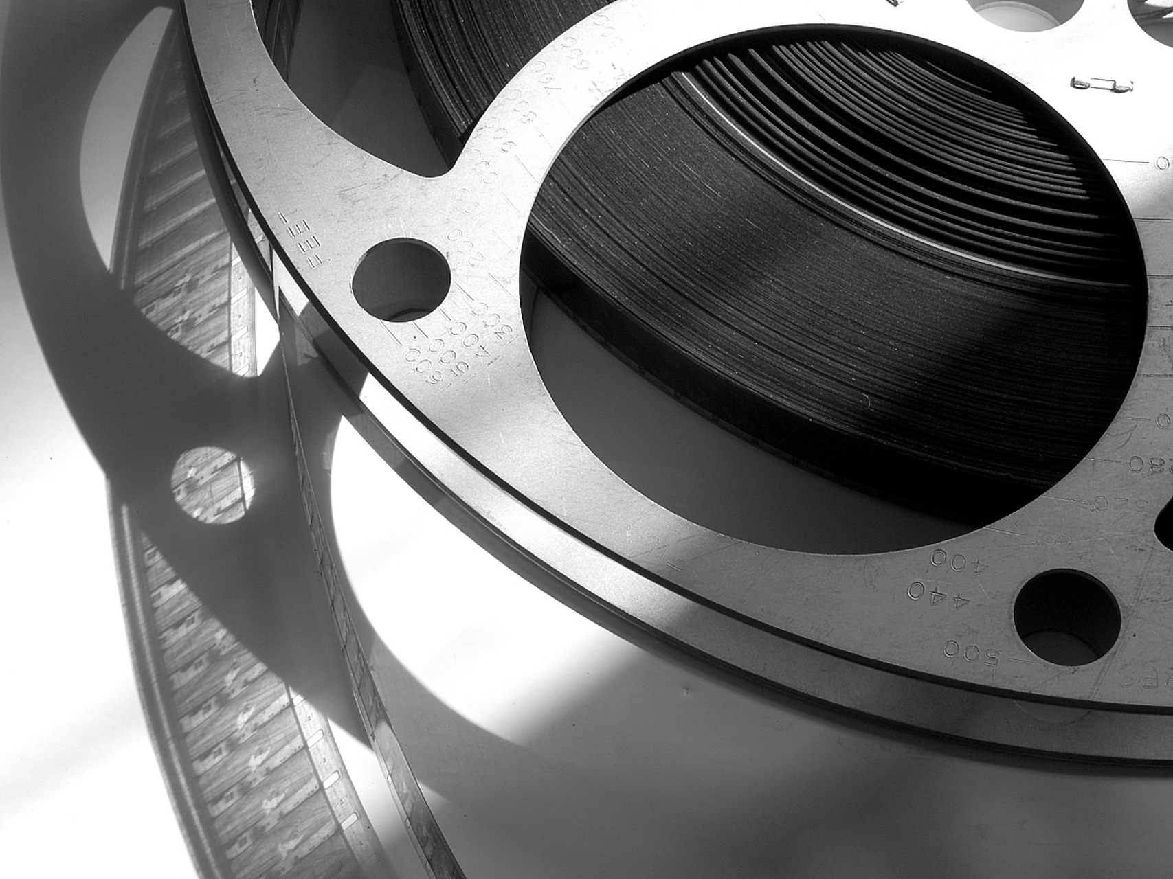 选择精密零件去毛刺抛光机的抛光轮时,需考虑材料,硬度,粒度和形状等