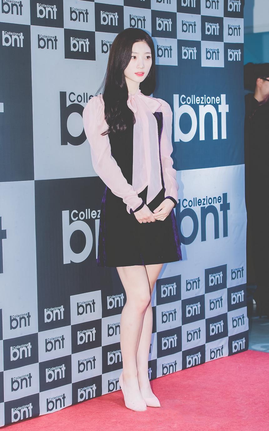 郑采妍气质爆棚,光一身格纹大衣美得高级,人间樱花不是浪得虚名