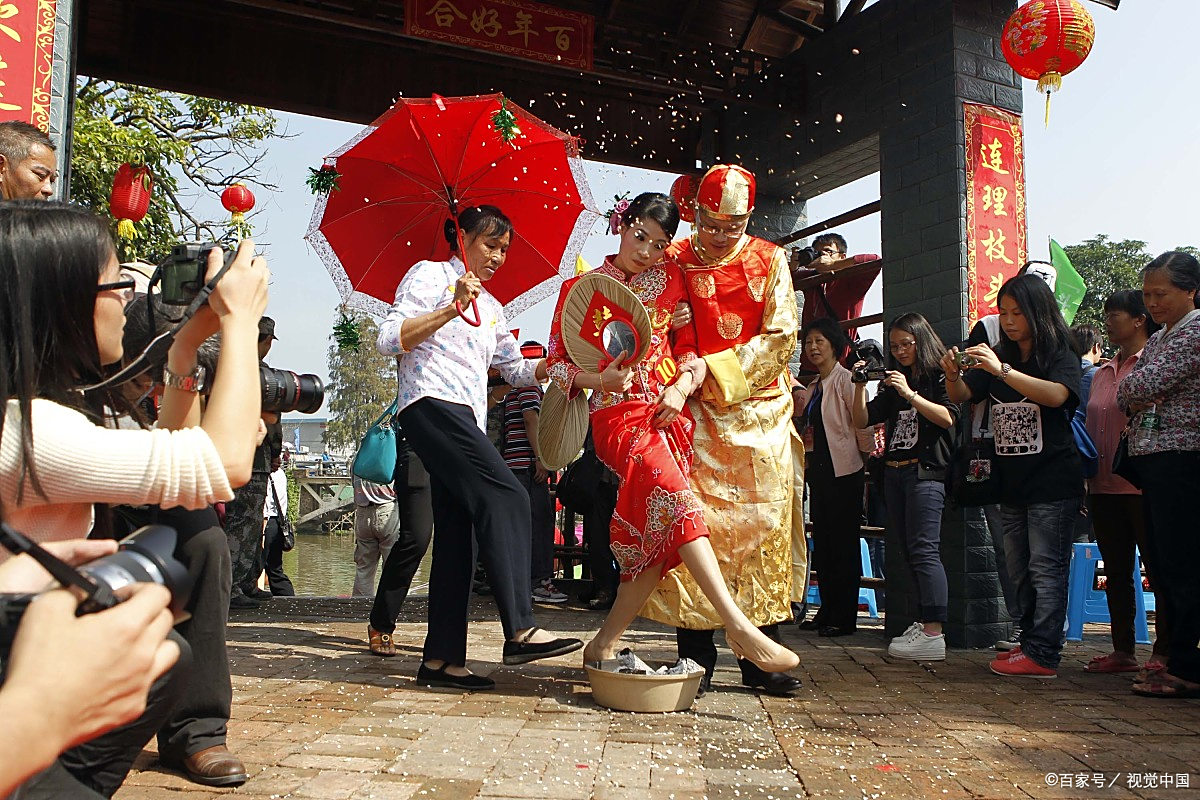 新娘结婚跨火盆,火势太大烧坏裙摆,网友:烧火的太坏了