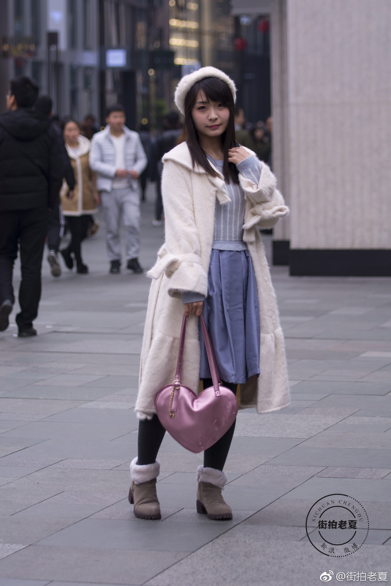 街拍:成都街头的时尚小美女,紧身裤,呢子大衣,身材非常性感啊