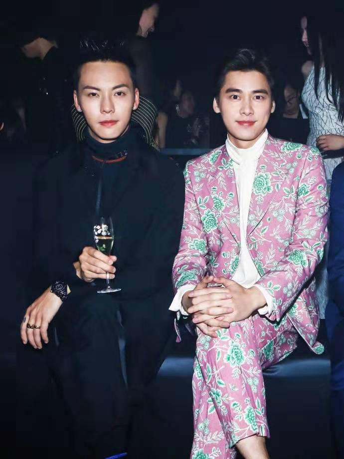 陈伟霆李易峰同框,大胆挑战东北大花,拿杯子强行"情侣装"
